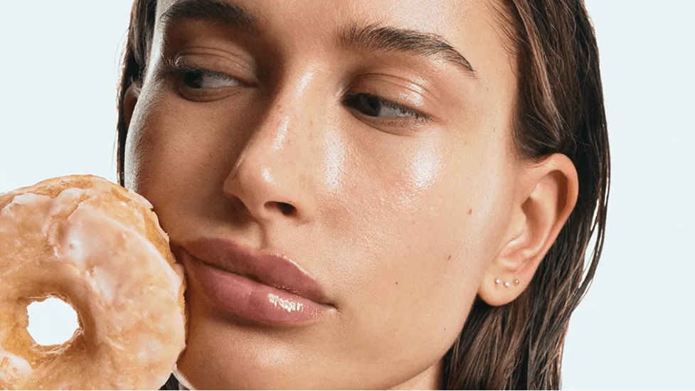The Clean Girl Comeback: Why Minimal Beauty Still Wins in&nbsp;2025